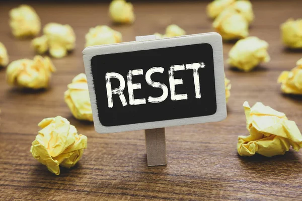 Schreibnotiz, die einen Reset zeigt. Business-Foto präsentiert Ursache Gerät zurück in den Werksmodus gesetzt wieder Null Startpunkt Tafel zerknitterte Papiere mehrere Versuche nicht zufrieden Holzboden. — Stockfoto