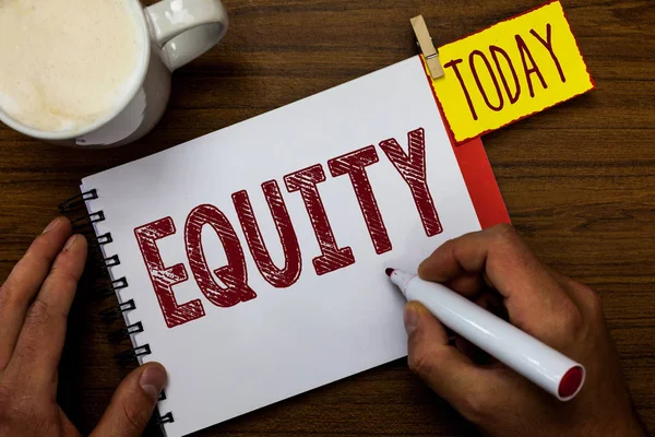 Schrijven van notitie weergegeven: "equity". Zakelijke foto presentatie van de kwaliteit van zijn eerlijke en onpartijdige race gratis enerzijds eenheid Man houden marker notebook pin herinnering houten tafel kop koffie. — Stockfoto