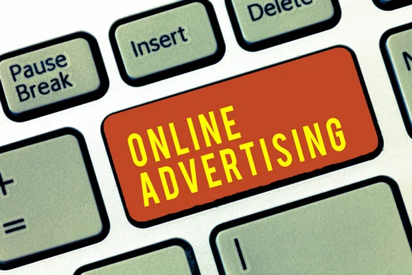 Kézírás szöveg Online reklám. Fogalom jelentése Internet Web Marketing előmozdítása termékek és szolgáltatások — Stock Fotó
