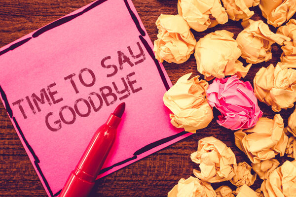 Текстовый знак "Время прощаться". Концептуальное фото прощания, пока мы снова не встретимся.
