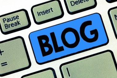 Blog gösteren Not yazma. Düzenli olarak güncellenen web sitesi web sayfası konuşma tarzda yazılmış vitrine iş fotoğraf
