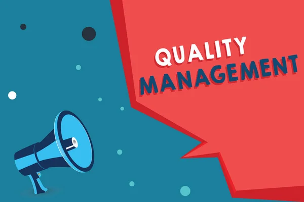 Texto para escrita de palavras Quality Management. Conceito de negócio para manter o nível de excelência Serviços de produtos de alto padrão — Fotografia de Stock