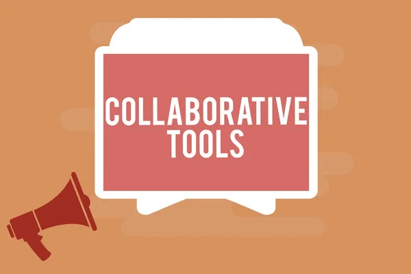 문자를 작성하는 단어 Collaborative Tools. 온라인 Email 을 연결하는 개인 소셜 네트워크에 대한 비즈니스 컨셉 — 스톡 사진