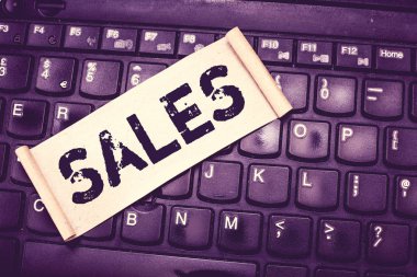 Satış gösterilen Not yazma. Emtia alışverişi para için bir şey hizmet satan eylem vitrine iş fotoğraf