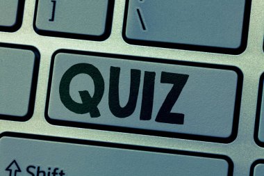 Quiz gösterilen Not yazma. Öğrencilere bilgi sınavı Test verilen kısa gayri resmi test vitrine iş fotoğraf