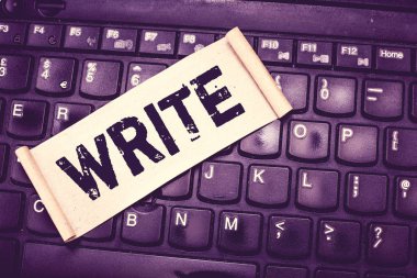 Yazma gösterilen Not yazma. Genellikle iş fotoğraf vitrine mark harflerden kelime veya semboller kağıt kalem ile yüzey