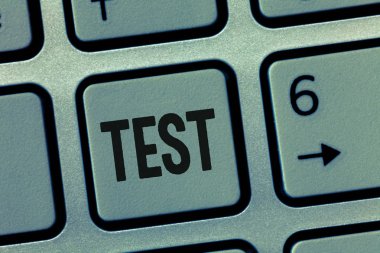 Bir kişi laboratuvar sonucu yeterlilik ve bilgi ölçümü vitrine kavramsal el yazma gösteren test iş fotoğraf