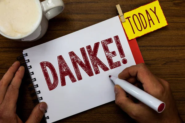 Schrijven van notitie weergegeven: Danke. Zakelijke foto presentatie gebruikt als informele manier van zeggen dank u in de Duitse taal Thanking Man met marker notebook pin herinnering houten tafel kop koffie. — Stockfoto