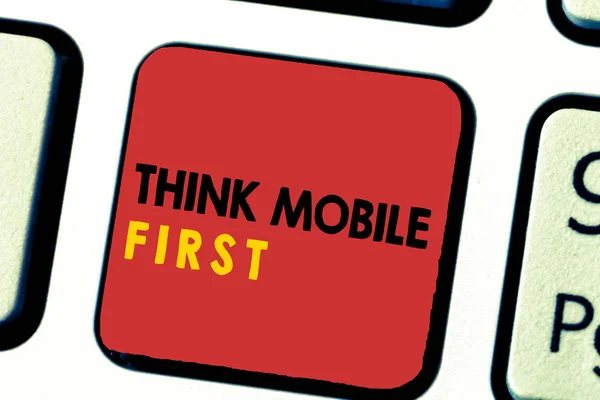 Текст для написания слов Think Mobile First. Концепция бизнеса для легких портативных устройств Содержание 24 или 7 ручной — стоковое фото