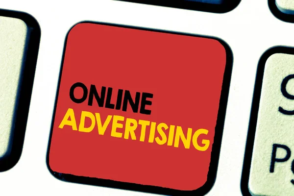 Szövegírás szöveg Online reklám. Az internetes webmarketing üzleti koncepciója a termékek és szolgáltatások előmozdítása érdekében — Stock Fotó