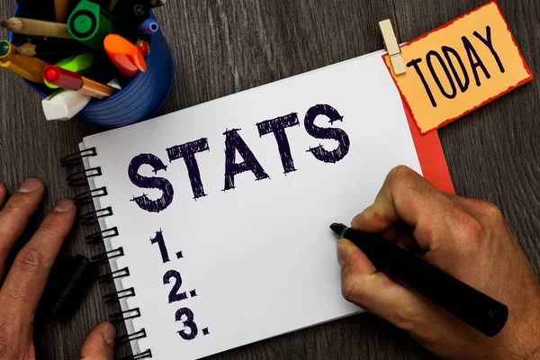 El yazısı metin istatistikleri. Kavram anlamı uygulama veya toplama ve sayısal veri işaretleyici defter clothespin tutun hatırlatma Kupası işaretleri tutan adam analiz bilim ahşap tablo.