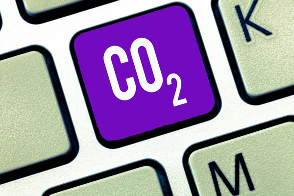 CO2 gösterilen Not yazma. Yanmayı sera gazı vitrine iş fotoğraf bu küresel ısınmaya katkıda bulunur — Stok fotoğraf