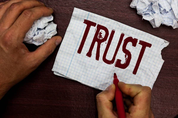 Signo de texto que muestra Trust. Conceptual foto firme creencia en la fiabilidad de la verdad o la capacidad de alguien algo Family Man portador marcador página de cuaderno arrugado papeles varios intentos de errores . —  Fotos de Stock