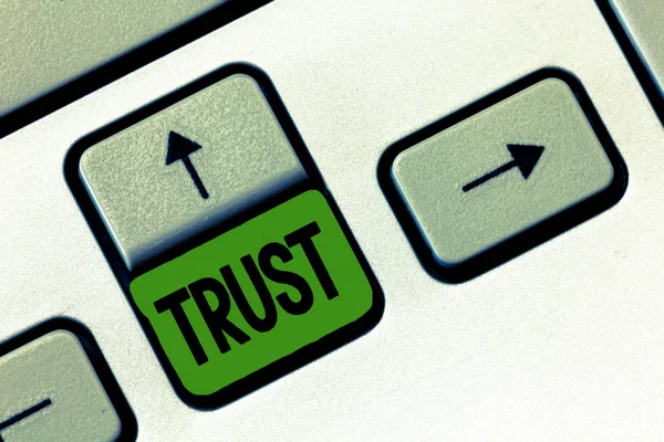 Signo de texto que muestra Trust. Foto conceptual firme creencia en la confiabilidad verdad o habilidad alguien algo Familia — Foto de Stock