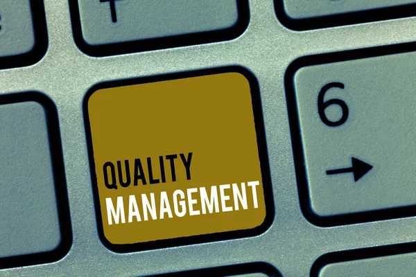 Текст для написания слов Quality Management. Концепция ведения бизнеса по поддержанию высокого уровня качества продукции — стоковое фото