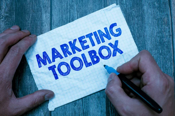 Sinal de texto mostrando a caixa de ferramentas de marketing. Fotografia conceitual Significa promover um produto ou serviços Automação — Fotografia de Stock