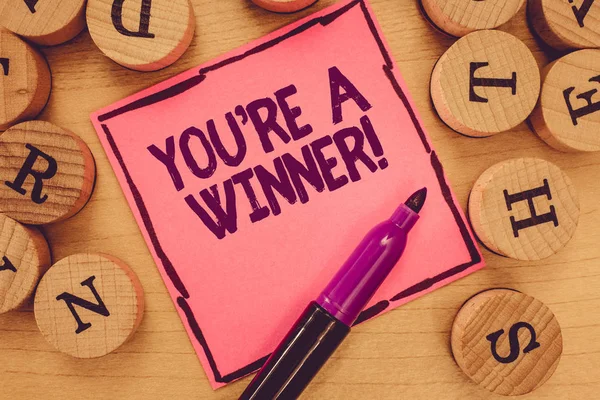 Escribir nota que muestra que eres un ganador. Foto de negocios mostrando Ganando como 1er lugar o el campeón en una competición —  Fotos de Stock