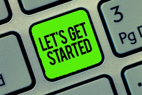Escrever uma nota mostrando Let s is Get Started. Exibição de fotos de negócios Para começar a fazer ou trabalhar em algo — Fotografia de Stock