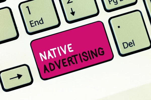 Escritura manual conceptual que muestra la publicidad nativa. Foto de negocios mostrando anuncios pagados en línea coinciden con la función de forma de la página web — Foto de Stock