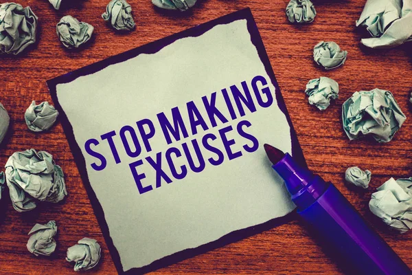 Escribiendo una nota que muestra Stop Making Excuses. Foto de negocios mostrando Cesar Justificando su Inacción Romper el Hábito — Foto de Stock