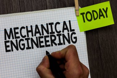 Word metin yazma makine mühendisliği. İş kavramı tasarım üretim kullanım makineleri marker defter clothespin tutan Man ile fırsatlar için uyarı mektubu ahşap arka plan tutun.