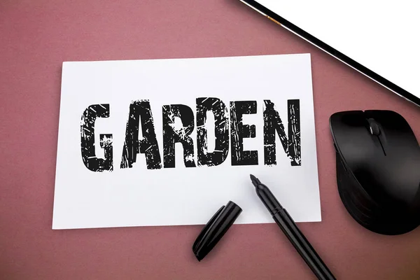 Escribiendo nota que muestra Garden. Foto de negocios mostrando la pieza de tierra casa contigua utilizada para el cultivo de flores o verduras — Foto de Stock