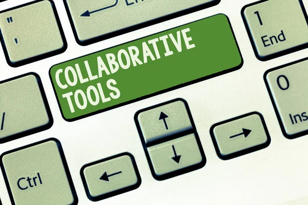 Woord schrijven tekst Collaborative Tools. Bedrijfsconcept voor Private Social Network aan te sluiten via e-mail — Stockfoto