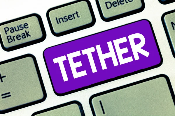 Sinal de texto mostrando Tether. Foto conceitual use smartphone para conectar o computador ou outro dispositivo à Internet — Fotografia de Stock