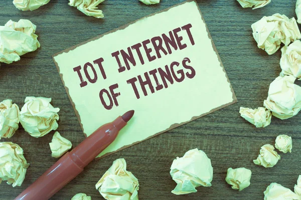 हस्तलिपि पाठ Iot चीजों की इंटरनेट। अवधारणा अर्थ नेटवर्क ऑफ फिजिकल डिवाइस डेटा भेजने और प्राप्त करने — स्टॉक फ़ोटो, इमेज