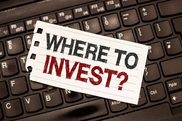 Word schrijven tekst waar To Invest vraag. Businessconcept voor iemand vragen over plaats om geld in te zetten — Stockfoto