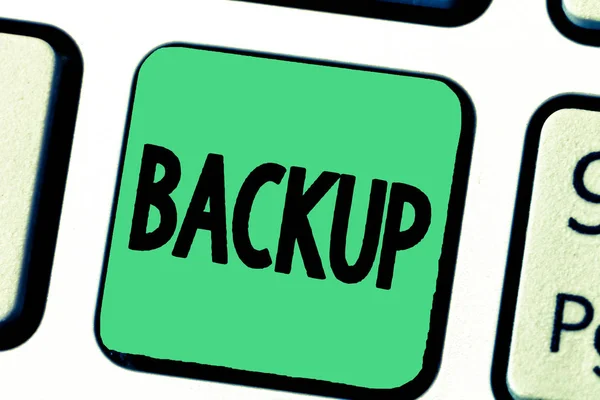 Texto para escrita de texto Backup. Conceito de negócio para cópia de arquivo ou outros dados de item feitos no caso original é perdido danificado — Fotografia de Stock