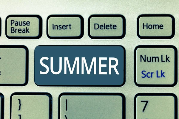Sinal de texto mostrando Summer. Foto conceitual estação mais quente do ano no hemisfério norte de junho a agosto — Fotografia de Stock