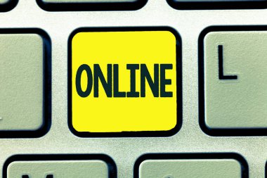 Kavramsal el online gösterilen yazma. Bilgisayar veya Internet üzerindeki bilgisayar kontrolünde bağlıyken iş fotoğraf metin