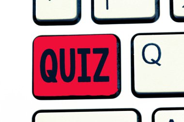 Quiz gösterilen Not yazma. Öğrencilere bilgi sınavı Test verilen kısa gayri resmi test vitrine iş fotoğraf