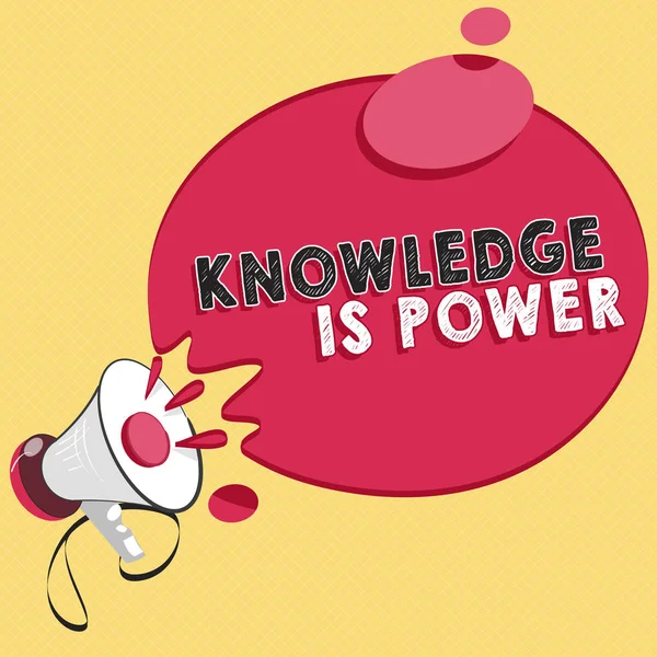 Escritura de palabras El conocimiento es poder. Concepto empresarial de las competencias adquiridas a través de la experiencia y la educación — Foto de Stock