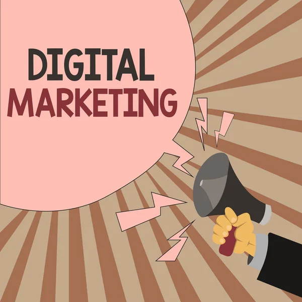 Word tekst intoetsen Digitale Marketing. Businessconcept voor de promotie van producten of merken via elektronische media — Stockfoto