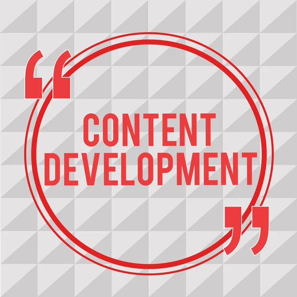 Piszę notatkę pokazującą Content Development. Prezentacja zdjęć biznesowych Specialized in Graphic Design Multimedia Documentation — Zdjęcie stockowe