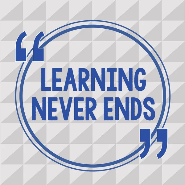 Signo de texto que muestra Learning Never Ends. Foto conceptual Vida Oportunidades Educativas y de Bienestar — Foto de Stock
