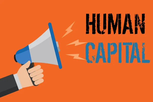 Escritura manual conceptual que muestra el Capital Humano. Texto de la foto de negocios Intangible Recursos colectivos Competencia Capital Educación Hombre sosteniendo altavoz naranja mensaje de fondo hablando alto . — Foto de Stock