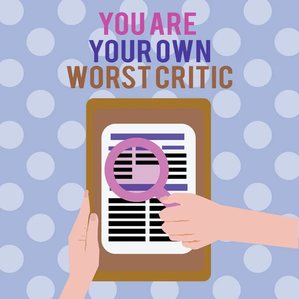 Текстовый знак "Ты сам себе худший критик". Концептуальное фото слишком тяжело для себя Нет положительной обратной связи — стоковое фото