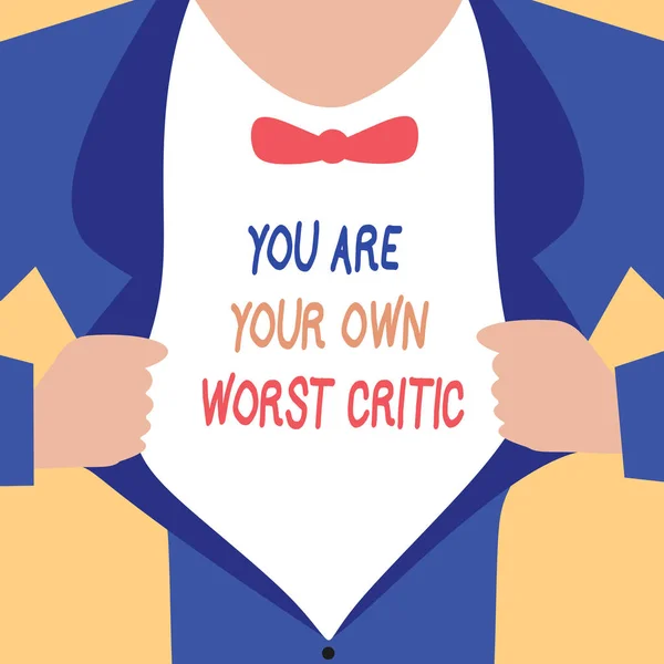 Почерк написания текста "Ты сам себе худший критик". Концепция, означающая слишком много для себя нет положительной обратной связи — стоковое фото