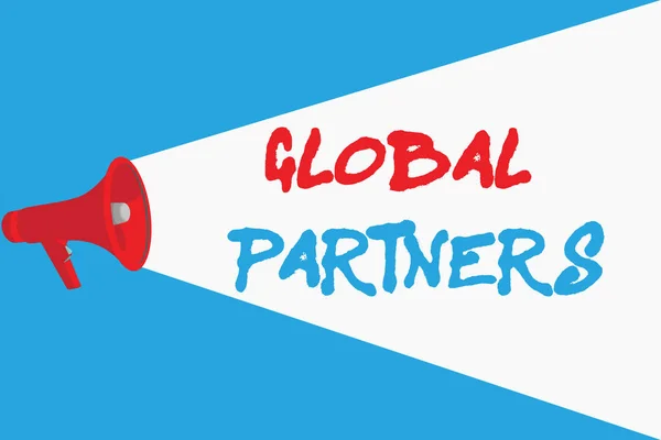 Текст написання слів Global Partners. Концепція бізнесу для двох або більше фірм з різних країн працює як команда — стокове фото