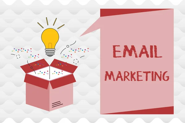 手写文本电子邮件营销。概念意味着用邮件向一群人发送商业信息 — 图库照片