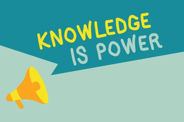 Escribir texto a mano El conocimiento es poder. Concepto que significa habilidades adquiridas a través de la experiencia y la educación — Foto de Stock