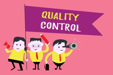 Kalite Kontrolü 'nü gösteren not yazılıyor. İş fotoğrafı gösterimi, ürün veya hizmetlerin standartlara göre satıldığından emin olun