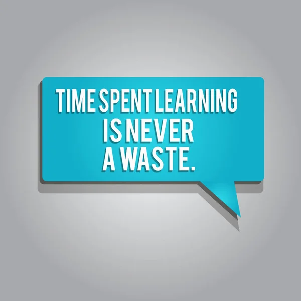 Word tekst intoetsen tijd bezig geweest met het leren Is nooit een afval... Businessconcept voor onderwijs heeft geen einde houden de wijsheid — Stockfoto