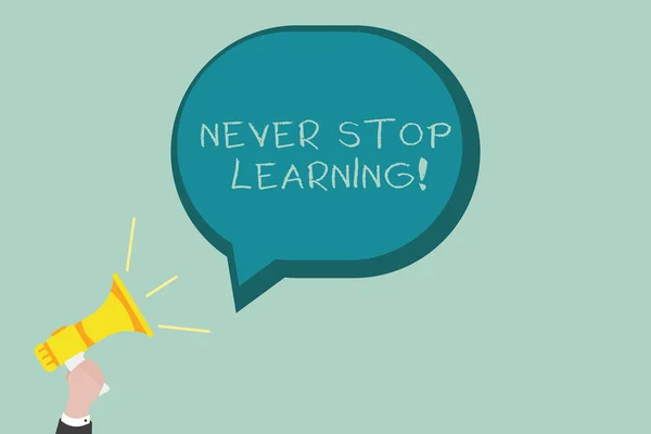 Texto de escrita de palavras Never Stop Learning. Conceito de negócio para continuar a melhorar e capacitar seus limites — Fotografia de Stock