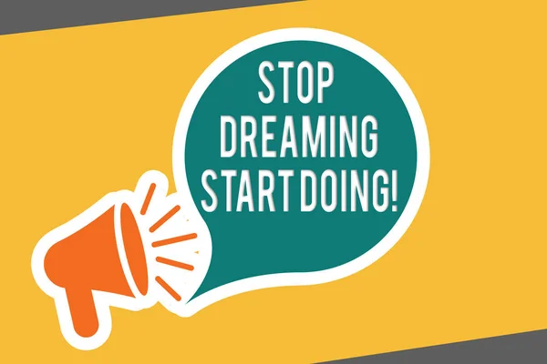 Escritura manual conceptual que muestra Stop Dreaming Start Doing. Texto de la foto de negocios Ponga sus sueños en acción Materializarlo — Foto de Stock