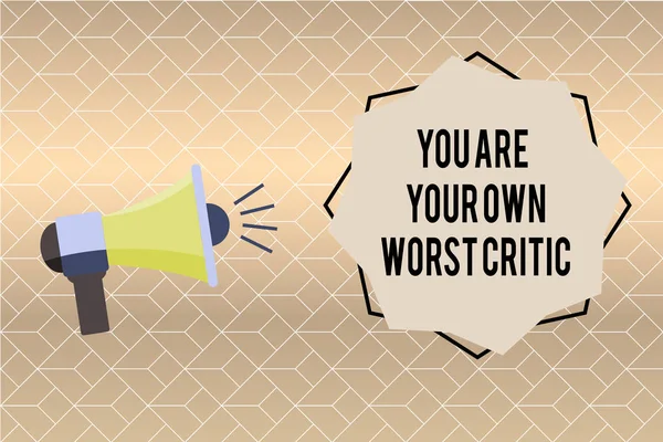 Написання рукописного тексту "Ти є своїм найгіршим критиком". Концепція означає занадто важко на себе Ні позитивним відгукам — стокове фото