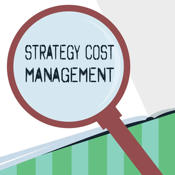 Texto de escritura de palabras Estrategia Gestión de costos. Concepto de negocio para reducir los gastos totales al tiempo que mejora la operación — Foto de Stock